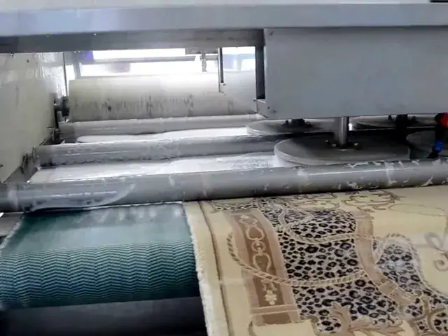 Halıların otomatik makine hattında yıkanması.